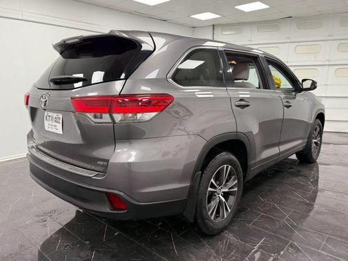 Predawn Gray Mica 2018 Toyota Highlander LE