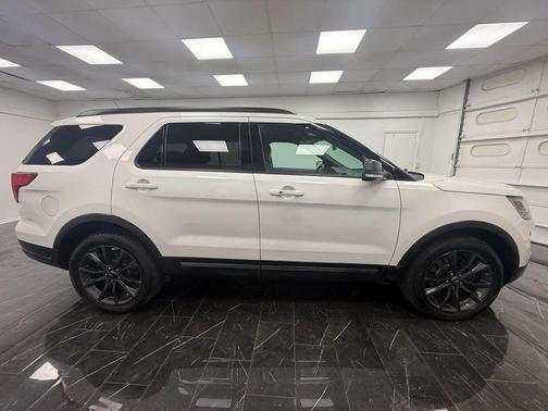 White 2018 Ford Explorer XLT