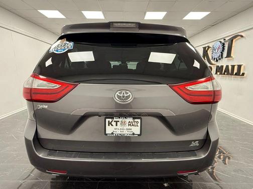 2018 Toyota Sienna LE