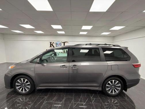 2018 Toyota Sienna LE