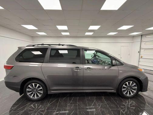 2018 Toyota Sienna LE
