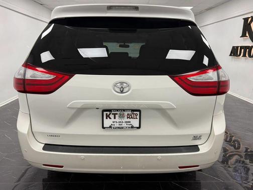 Blizzard Pearl 2017 Toyota Sienna XLE