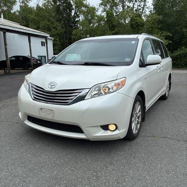 Blizzard Pearl 2017 Toyota Sienna XLE