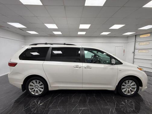 Blizzard Pearl 2017 Toyota Sienna XLE