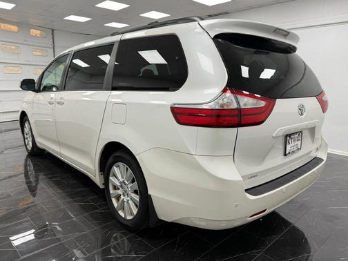 Blizzard Pearl 2017 Toyota Sienna XLE