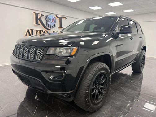 Diamond Black Crystal Pearlcoat 2017 Jeep Grand Cherokee Altitude