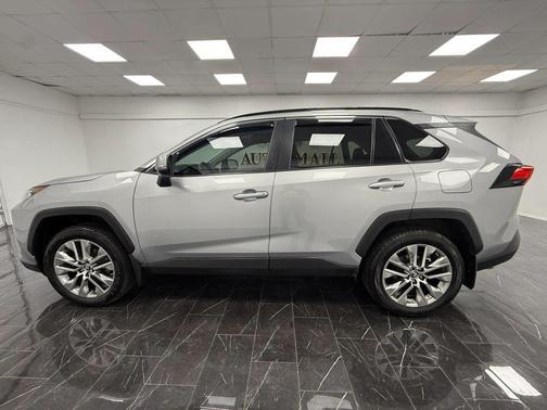 Silver Sky Metallic 2019 Toyota RAV4 XLE Premium