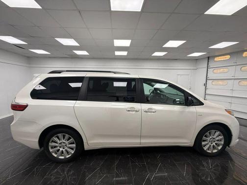 Blizzard Pearl 2017 Toyota Sienna XLE Premium