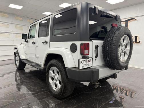 Bright White Clearcoat 2014 Jeep Wrangler Unlimited Sahara