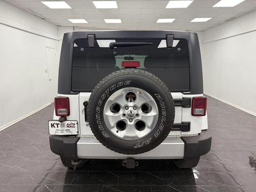Bright White Clearcoat 2014 Jeep Wrangler Unlimited Sahara