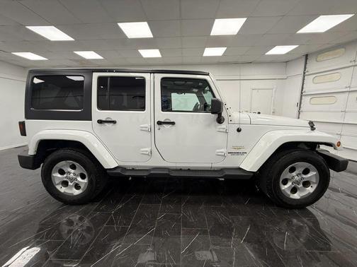 Bright White Clearcoat 2014 Jeep Wrangler Unlimited Sahara