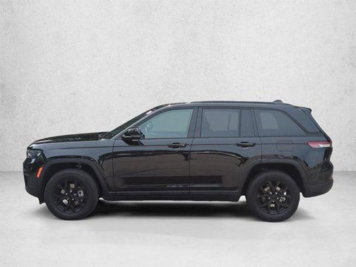 Diamond Black Crystal Pearlcoat 2024 Jeep Grand Cherokee Altitude