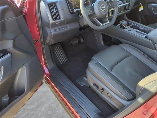 2025 Nissan Pathfinder SL FWD
