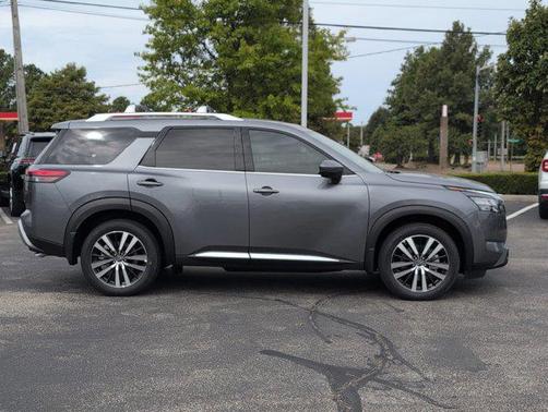 2025 Nissan Pathfinder Platinum 4WD