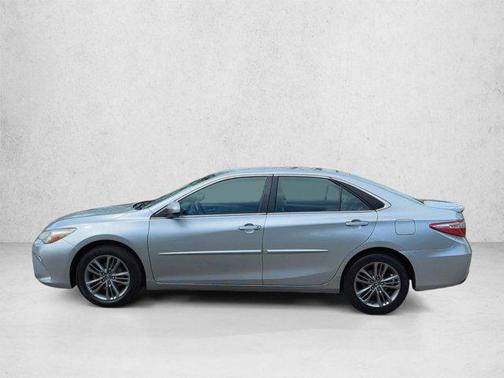Super White 2017 Toyota Camry SE
