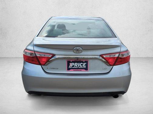 Super White 2017 Toyota Camry SE
