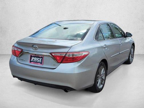 Super White 2017 Toyota Camry SE