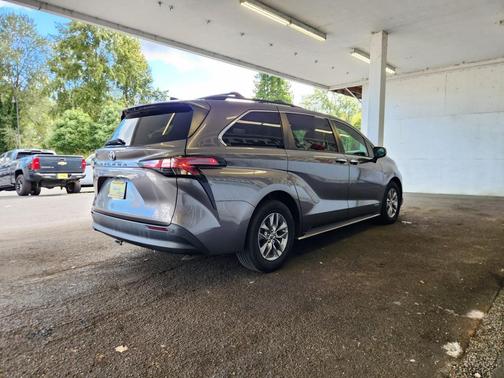 2021 Toyota Sienna XLE 7 Passenger