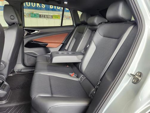 Scale Silver Metallic/Black Roof 2021 Volkswagen ID.4 Pro S