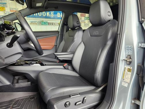 Scale Silver Metallic/Black Roof 2021 Volkswagen ID.4 Pro S