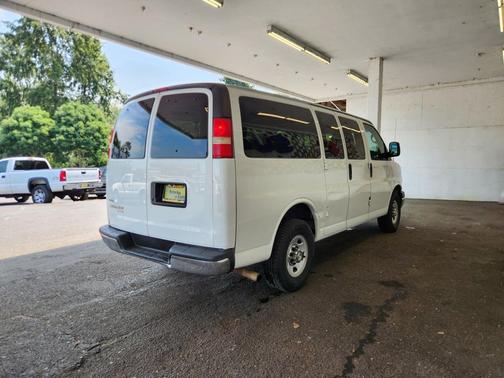 Summit White 2011 Chevrolet Express 2500 LT