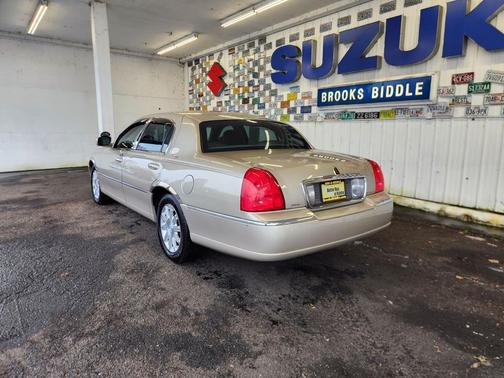 Light French Silk Metallic 2009 Lincoln Town Car Signature