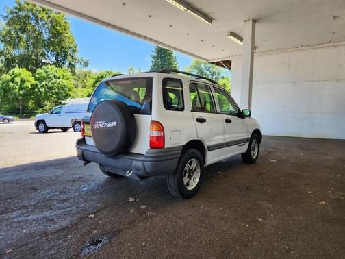 White 2002 Chevrolet Tracker Hard Top Base