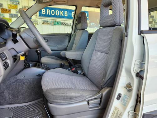 White 2002 Chevrolet Tracker Hard Top Base