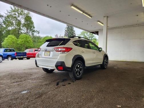 Crystal White Pearl 2018 Subaru Crosstrek 2.0i Premium