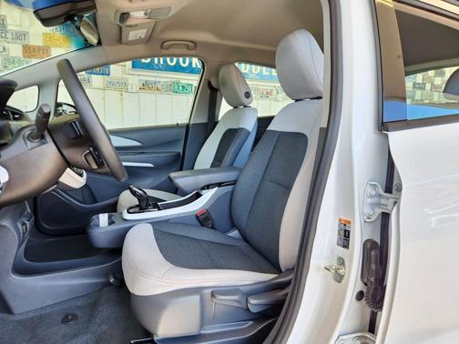 Summit White 2019 Chevrolet Bolt EV LT