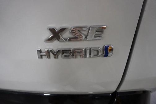 Blizzard Pearl/Midnight Black Metallic 2022 Toyota RAV4 Hybrid SE