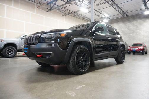 Diamond Black Crystal Pearlcoat 2022 Jeep Cherokee Trailhawk