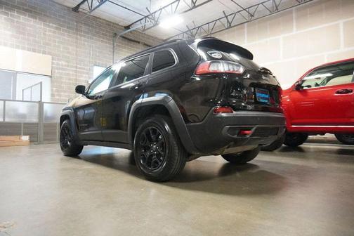 Diamond Black Crystal Pearlcoat 2022 Jeep Cherokee Trailhawk