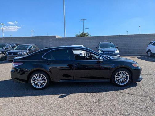 2020 Toyota Camry Hybrid XLE