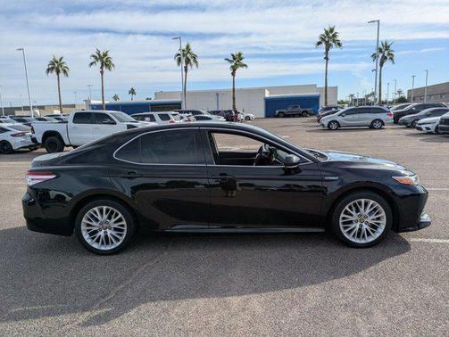2020 Toyota Camry Hybrid XLE