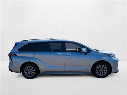2021 Toyota Sienna XLE 8 Passenger
