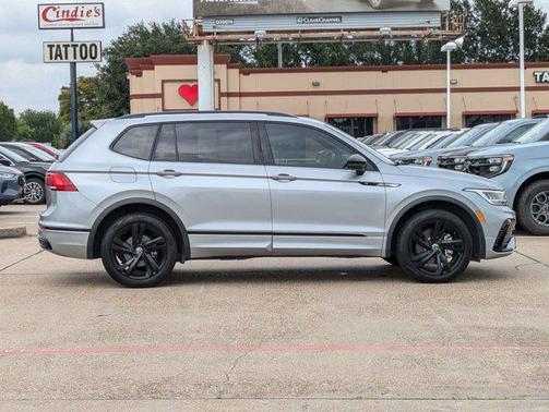 2024 Volkswagen Tiguan 2.0T SE R-Line Black