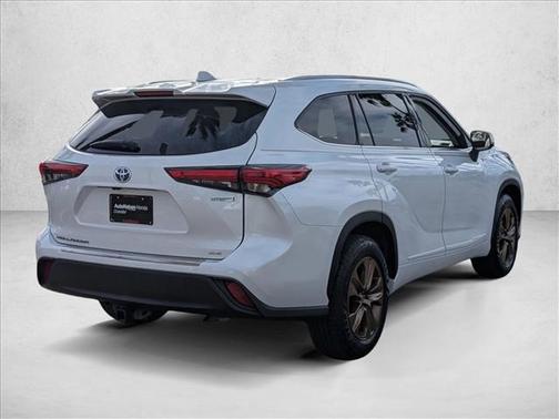 2022 Toyota Highlander Hybrid XLE