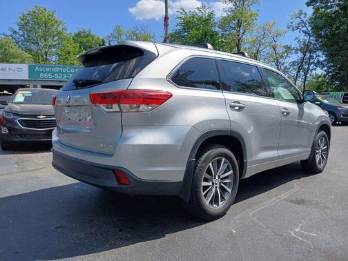 Celestial Silver Metallic 2017 Toyota Highlander XLE