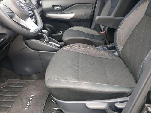 Super Black 2019 Nissan Kicks SV