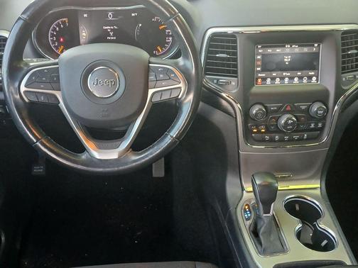 Bright White Clearcoat 2021 Jeep Grand Cherokee Laredo