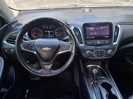 Silver Ice Metallic 2019 Chevrolet Malibu LT