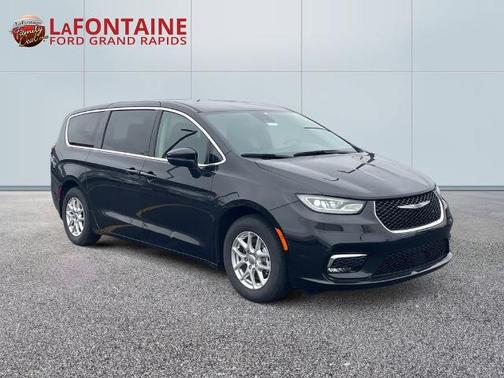 Brilliant Black Clearcoat 2023 Chrysler Pacifica TOURING L