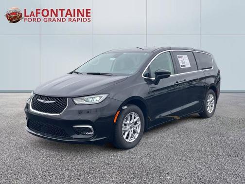 Brilliant Black Clearcoat 2023 Chrysler Pacifica TOURING L
