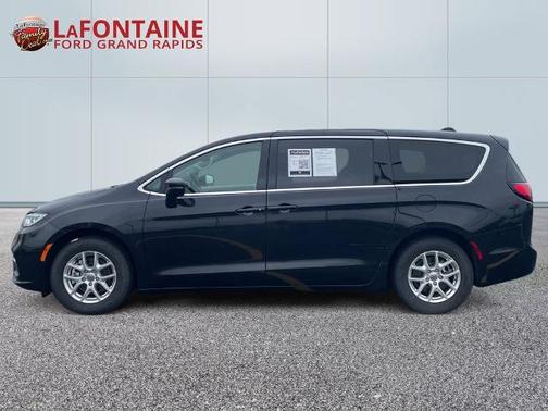 Brilliant Black Clearcoat 2023 Chrysler Pacifica TOURING L