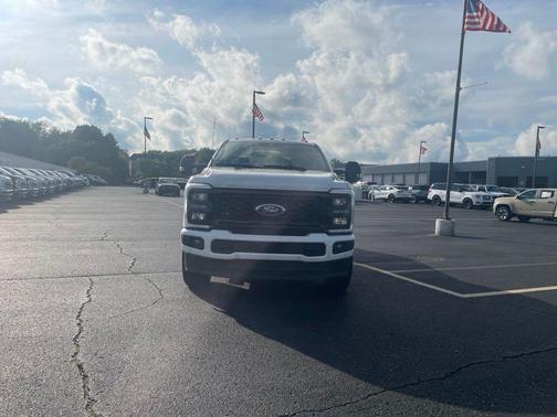 Oxford White 2024 Ford F-350 Lariat