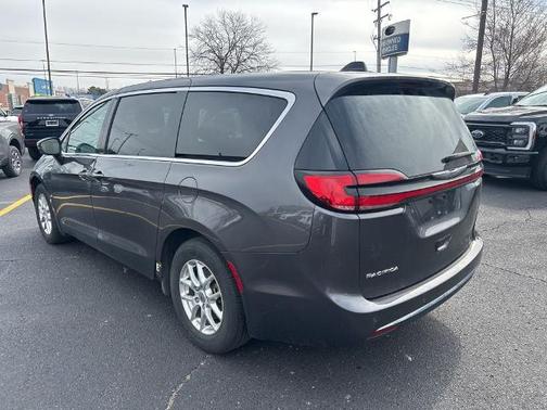 Granite Crystal Clearcoat Metallic 2023 Chrysler Pacifica TOURING L