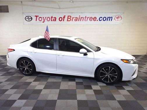 Super White 2019 Toyota Camry SE