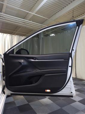 Super White 2019 Toyota Camry SE