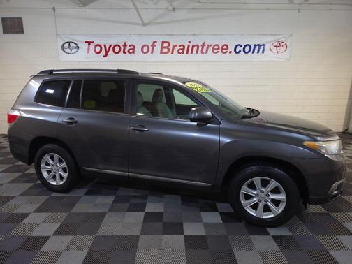 Magnetic Gray Metallic 2011 Toyota Highlander SE